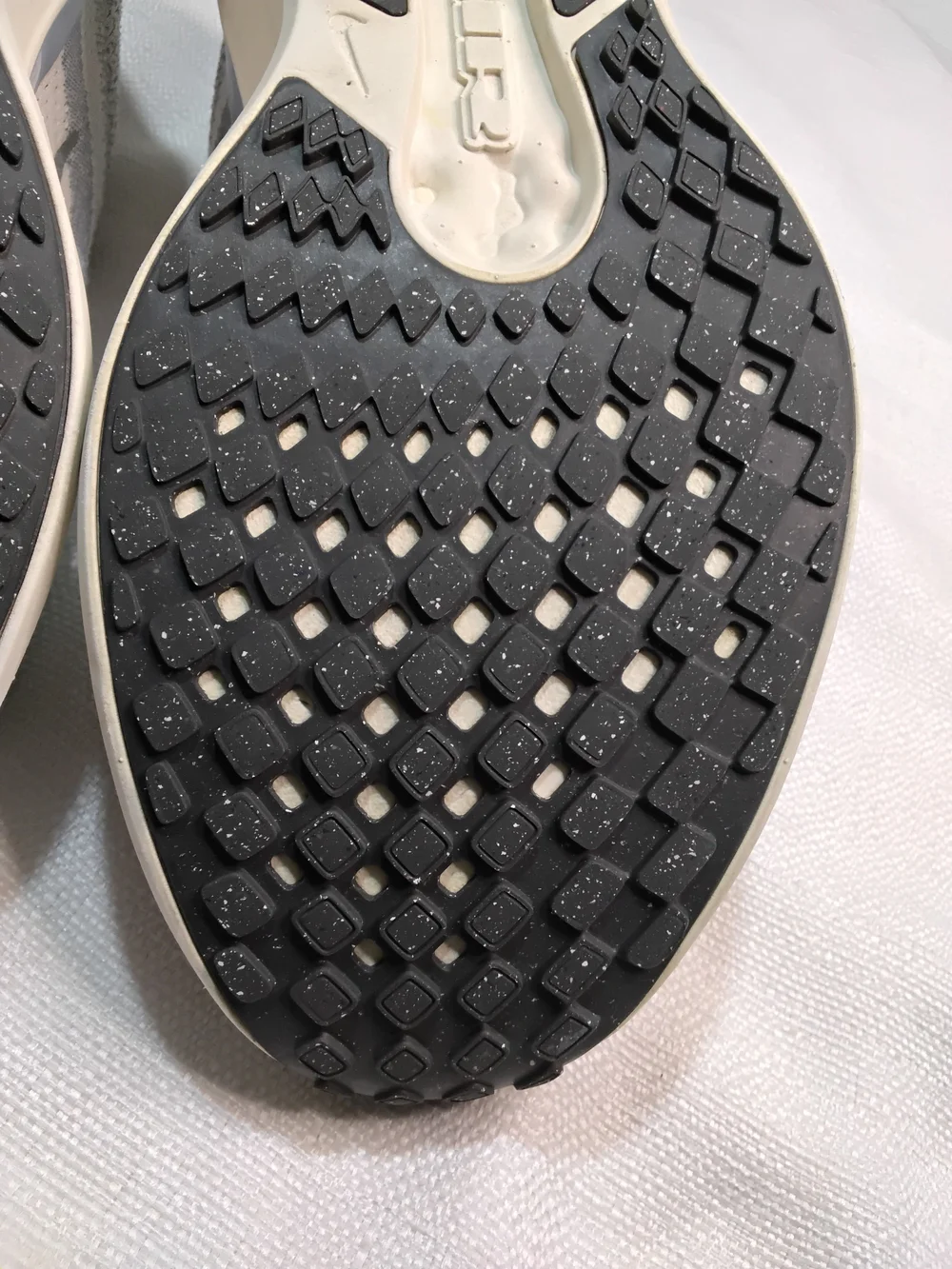 Nike Winflo 11 Men's Lightweight Running Sneakers in Gray and White Sz 11.